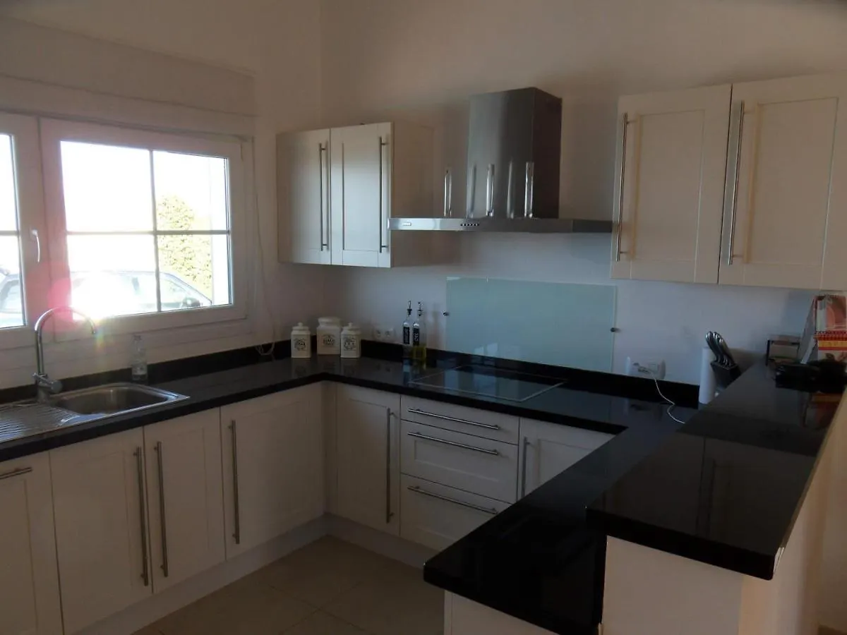 בית נופש Sayalonga Villa Perla Blanca