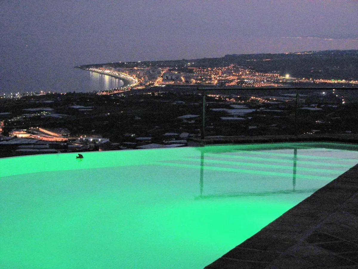 בית נופש Sayalonga Villa Perla Blanca